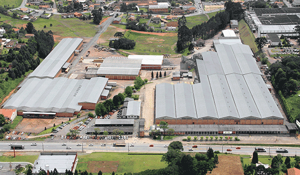 Estrutura industrial Artefama, com mais de 50.000 m² de construção.